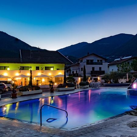 Schlosshof Charme Resort - Hotel & Camping Лана Екстер'єр фото