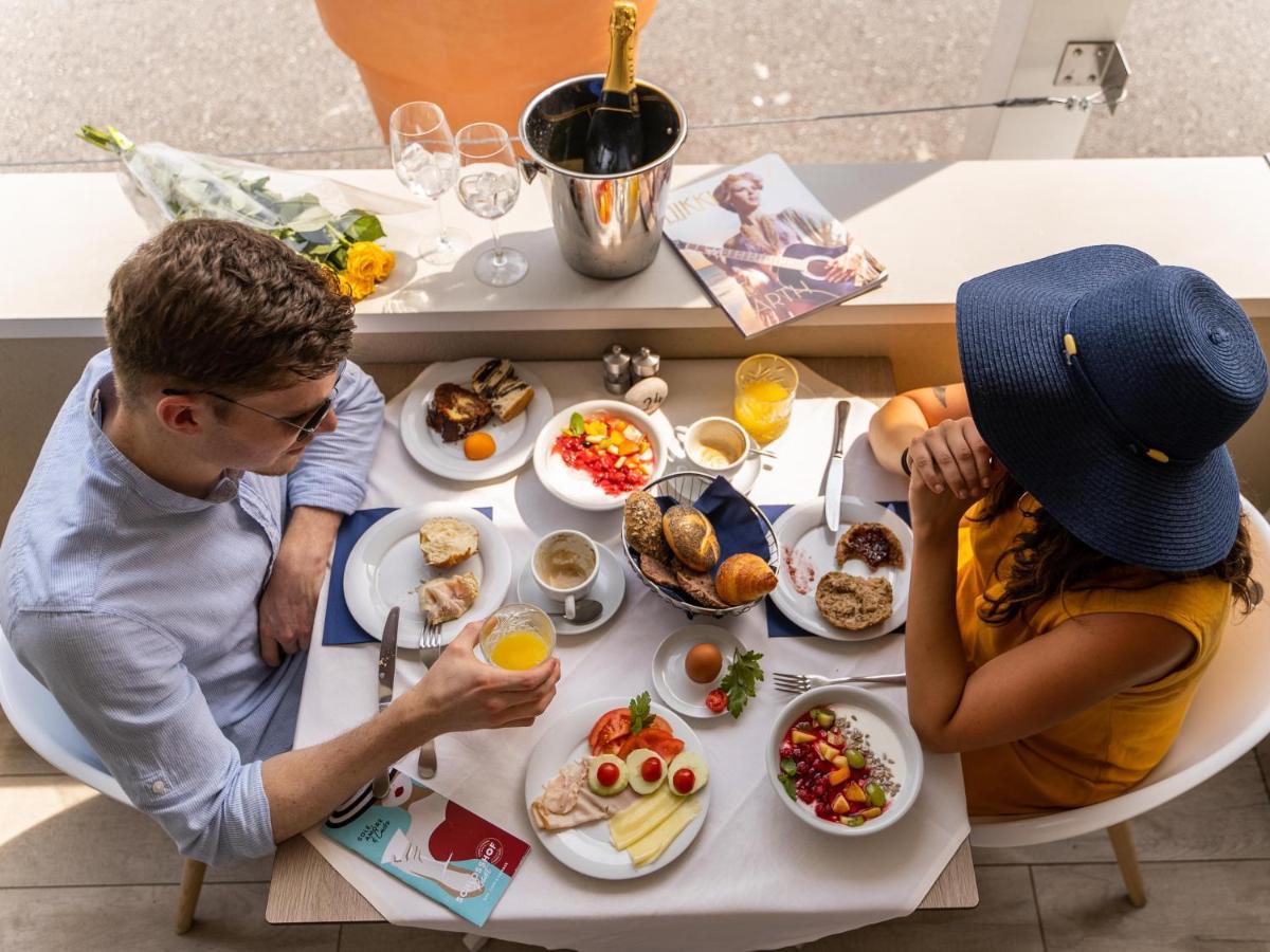 Schlosshof Charme Resort - Hotel & Camping Лана Екстер'єр фото