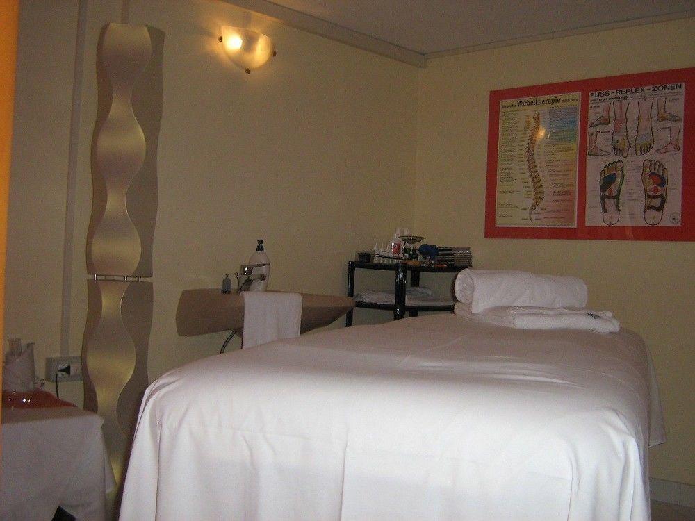 Schlosshof Charme Resort - Hotel & Camping Лана Екстер'єр фото