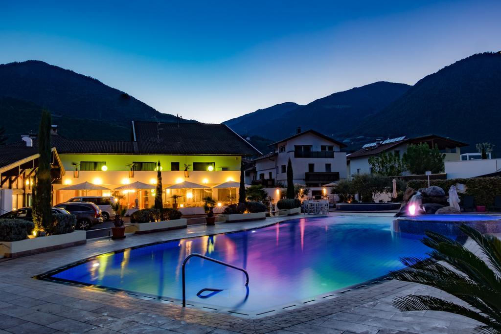 Schlosshof Charme Resort - Hotel & Camping Лана Екстер'єр фото