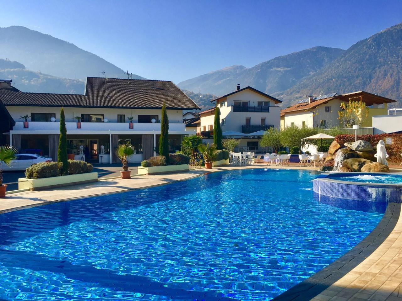 Schlosshof Charme Resort - Hotel & Camping Лана Екстер'єр фото