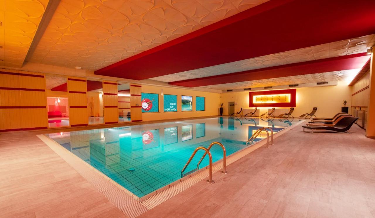 Schlosshof Charme Resort - Hotel & Camping Лана Екстер'єр фото